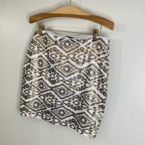 DYNAMITE GOLD SEQUIN PATTERNED WHITE SHORT SKIRT SIZE MEDIUM - Picture 5 of 11